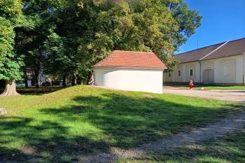 utilitární stavba sloužící ke vstupu do gotického sklepení; tzv. předsklepí (© Jaroslav Špiroch  09/2025)