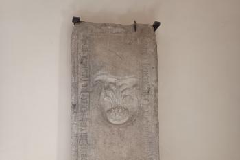 náhrobní kámen v předsíni kostela Nanebevzetí Panny Marie (© Jaroslav Špiroch  09/2025)