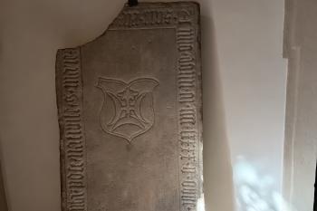 náhrobní kámen v předsíni kostela Nanebevzetí Panny Marie (© Jaroslav Špiroch  09/2025)