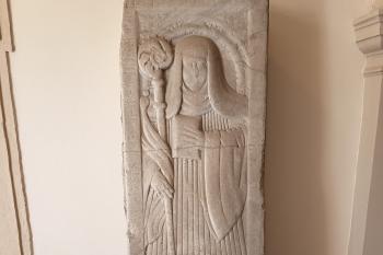 náhrobní kámen v předsíni kostela Nanebevzetí Panny Marie (© Jaroslav Špiroch  09/2025)