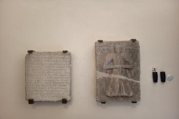 náhrobní kameny v předsíni kostela Nanebevzetí Panny Marie (© Jaroslav Špiroch  09/2025)