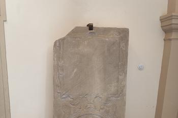 náhrobní kámen v předsíni kostela Nanebevzetí Panny Marie (© Jaroslav Špiroch  09/2025)