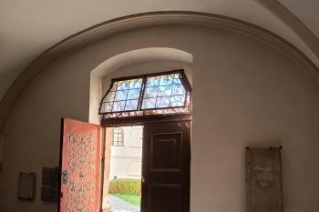 předsíň se vstupem do kostela Nanebevzetí Panny Marie (© Jaroslav Špiroch  09/2025)