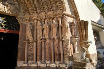 gotický portál kostela Nanebevzetí Panny Marie - jeho pravá část (© Jaroslav Špiroch  09/2025)