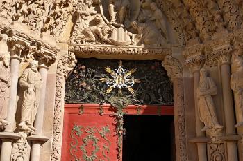 vstupní ozdobné dvoukřídlé dveře v gotickém portálu (© Jaroslav Špiroch  09/2025)