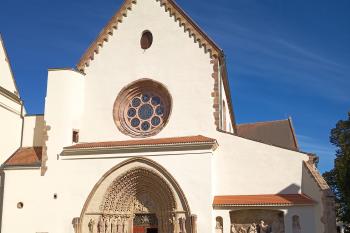 vstupní průčelí klášterního kostela Nanevzetí Panny Marie s unikátním gotickým portálem (© Jaroslav Špiroch  09/2025)