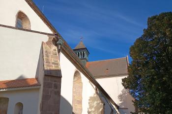 jižní průčelí kostela Nanebevzetí Panny Marie (© Jaroslav Špiroch  09/2025)