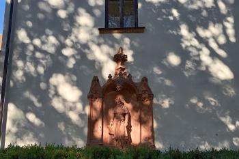 socha Konstancie Uherské, zakladatelky kláštera; na průčelí staré fortny (© Jaroslav Špiroch  09/2025)