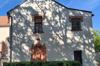 socha Konstancie Uherské, zakladatelky kláštera; na průčelí staré fortny (© Jaroslav Špiroch  09/2025)