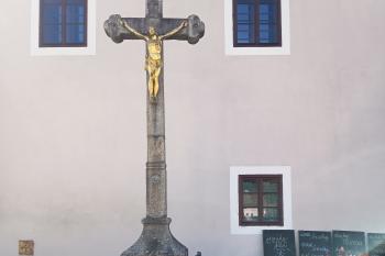 kamenný kříž vlevo u vstupu do areálu komplexu kláštera v nové fortně (© Jaroslav Špiroch  09/2025)