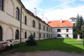 klášterní budovy ( © Jan P. Štěpánek 08/2006)