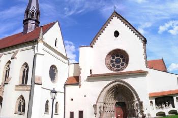 čelní pohled na budovy kaple a klášterního kostela ( © Jan P. Štěpánek 08/2006)