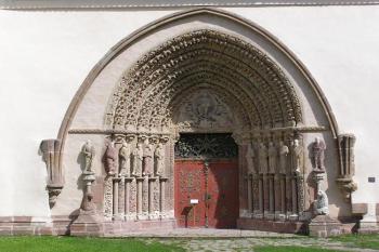 Zdobený gotický vstupní portál do klášterního kostela ( © Jan P. Štěpánek 08/2006)