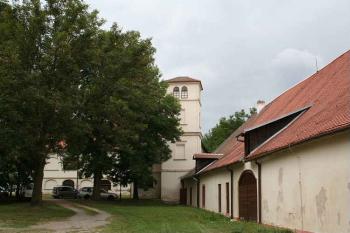 Jižní část vnějších hospodářských budov (© Ivan Grisa, 09/2007)
