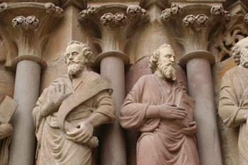 Figury apoštolů z hlavního portálu kostela (© Ivan Grisa, 09/2007)