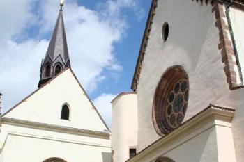 Západní pobřeží klášterního kostela (vpravo) a jižní průčelí novogotické kaple (© Ivan Grisa, 09/2007)