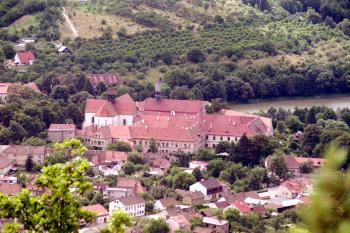 Pohled na klášter z Květnice ( © Jiří Čížek 07/2002)