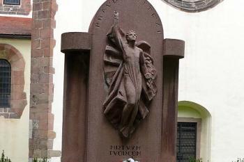 Pomník padlým ve světových válkách před kostelem (© Jiří Cukr, 05/2009)