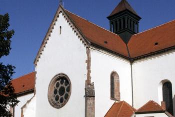 Jižní část transeptu podepřená nakoso postavenými opěráky v nárožích ( © Iva Spurná 28.9.2009)