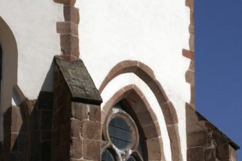 V bočních stranách závěru se dochovala lomená dvojdílná okna s kruhem vepsaným do vrcholu (jsou to nejstarší okenní kružby u nás). ( © Iva Spurná 28.9.2009)