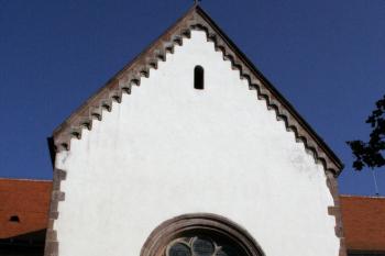 Štít transeptu s obloučkovým vlysem a velkým oknem ve tvaru rosety ( © Iva Spurná 28.9.2009)