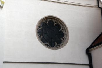 Další okno ve tvaru rosety ( © Iva Spurná 28.9.2009)