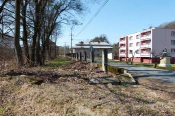 část bývalého zámeckého parku s torzem ohradní zdi, cestou k zámeckému areálu, sochou sv. Jana Nepomuckého a bytovkou na místě  vysušeného rybníka  ( © Jan P. Štěpánek 10/2013)