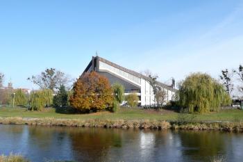pohled na halu z moravské strany řeky Ostravice (© Jan P. Štěpánek 10/2012)