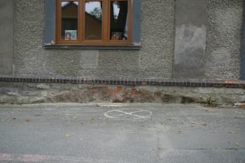 Částečně patrná klenba nad Bílým potokem - část domu stála přímo nad říčkou (© Martin Kovář, 10/2013)