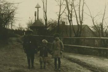 Místek - Bahno: partie se zvoničkou v r. 1929 (© Prof. Fr. Linhart: Velká kniha o Místku, 1929)