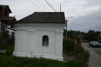 Kaple na Bruzovské ulici z boku, od centra (© Martin Kovář, 10/2013)