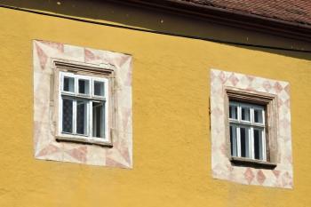 detail kamenných ostění oken a sgrafit ( © Jan P. Štěpánek 07/2015)