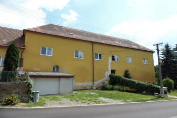 vstupní průčelí tvrze od západu ( © Jan P. Štěpánek 07/2015)