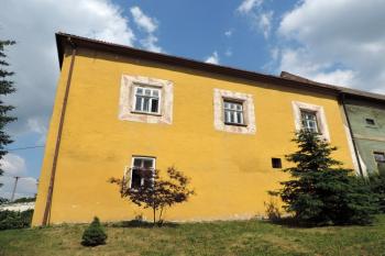 jihovýchodní průčelí tvrze ( © Jan P. Štěpánek 07/2015)