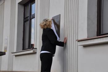 Odhalení desky manželkou Liběnou Hlinkovou (© OÚ Louka u Litvínova, 08/2013)
