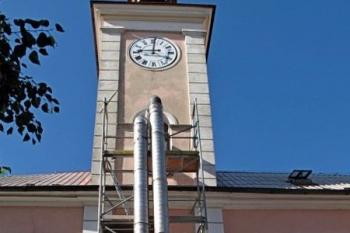 průčelí radniční věže při termosanaci (© Jan P. Štěpánek 10/2013)