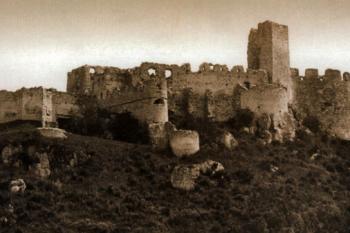 zřícenina od západu na historické pohlednici z počátku 20. století (© reprofoto: Slámka, Miroslav (ed.): Krajina hradov: slovenské hrady na starých pohľadniciach, IGES, Pezinok 2010)