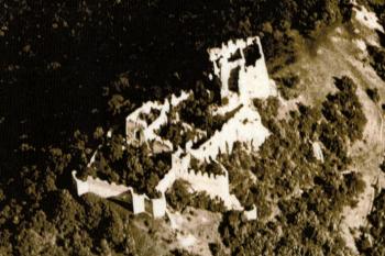 zřícenina od severozápadu na leteckém snímku z meziválečného období (© reprofoto: Slámka, Miroslav (ed.): Krajina hradov: slovenské hrady na starých pohľadniciach, IGES, Pezinok 2010)