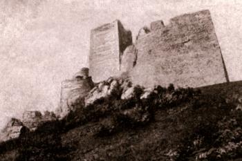 jádro od jihozápadu na historické pohlednici z konce 19. století (© reprofoto: Slámka, Miroslav (ed.): Krajina hradov: slovenské hrady na starých pohľadniciach, IGES, Pezinok 2010)