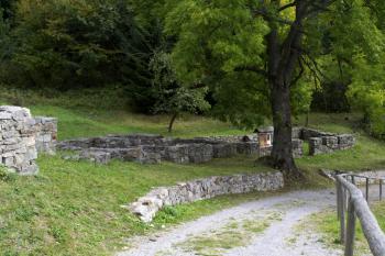Kalište - základy vypálených domů (© Radoslav Malovec, 10/2013)