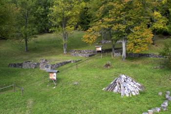 Kalište - tabule naučné stezky, základy vypálených domů (© Radoslav Malovec, 10/2013)