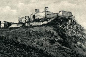 zřícenina na nezalesněném vrchu od jihovýchodu na historické pohlednici (© sbírka pohlednic Jiří Úlovec)