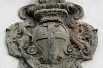 kamenná kartuše s erbem rodu Taafe nad vstupem do kostela ( © Jan P. Štěpánek 10/2014)