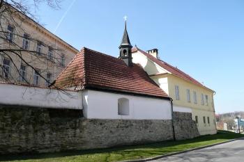 Kaple se špitálem od ulice Na Blatnici (© Jan P. Štěpánek 04/2007)