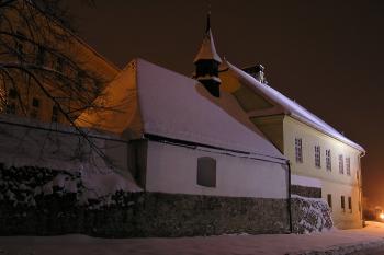 Noční pohled na špitál a kapli (© Jan P. Štěpánek 12/2009)