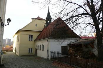 Celkový pohled na kapli a špitál od východu (© Jan P. Štěpánek 10/2013)