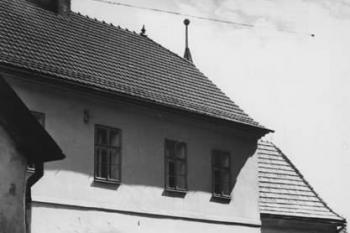 Špitál a kaple z Dolní uličky v r. 1952 (© SOA Frýdek - Místek)
