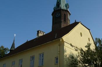 Herschlegerův špitál a kostelní věž sv. Jana Křtitele (© Martin Kovář, 10/2013)