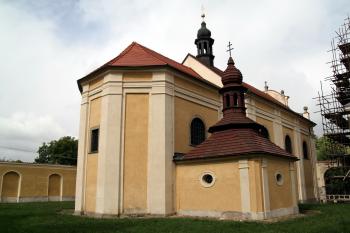 jižní průčelí s boční kaplí (© Stanislav Drda 9/2015)