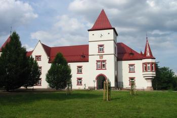 hlavní průčelí zámku s věží a rohovým arkýřem /věžičkou/ (© D Dohňanský, 07/2014)